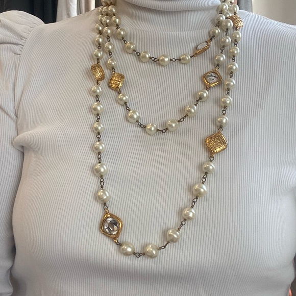 CHANEL 1970s quilted pearl and crystal embellished necklace. Collectors item! - Picture 3 of 4